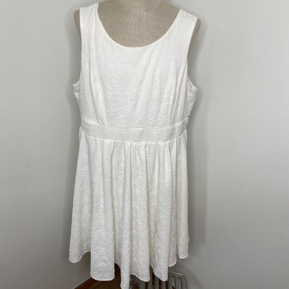 torrid Dresses & Skirts - Torrid Women's Size 20 White Floral Keyhole Back Fit N Flare Dress Sleeveless